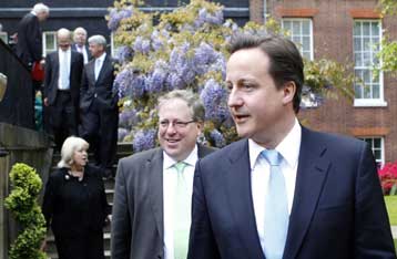 Σε μείωση των μισθών των υπουργών προχωρά η νέα κυβέρνηση της Βρετανίας