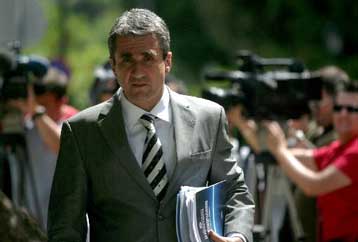 Στο 25% έχει εκτοξευθεί η ανασφάλιστη «μαύρη» εργασία, παραδέχεται η κυβέρνηση