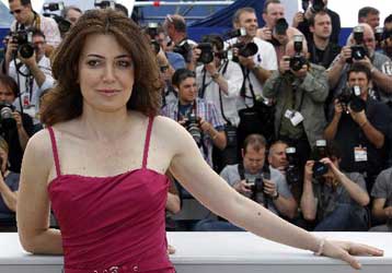 Μπερλουσκόνι και Ακουιλα, στο επίκεντρο του Κινηματογραφικού Φεστιβάλ των Καννών