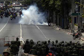 Κλιμάκωση της βίας στην Ταϊλάνδη με οκτώ νεκρούς και 100 τραυματίες