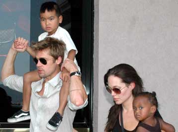 Στη Σαντορίνη βρέθηκε η οικογένεια Πιτ-Τζολί