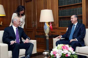 Σε θερμό κλίμα πραγματοποιήθηκε η συνάντηση Παπανδρέου – Ερντογάν