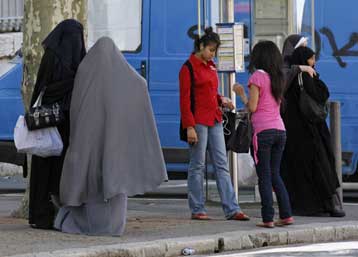 «Δεν αντέχει» σε προσφυγές νόμος κατά της μπούρκας λέει το γαλλικό Συμβούλιο Επικρατείας