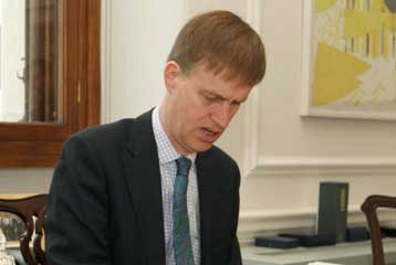 Επίθεση με μαχαίρι δέχθηκε πρώην υπουργός των Εργατικών στο Λονδίνο