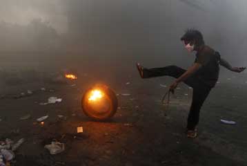 Δεκάδες νεκροί από την ευθεία αντιπαράθεση κυβέρνησης και διαδηλωτών στη Ταϊλάνδη