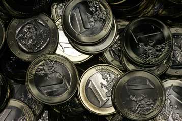 Η πτώση του ευρώ απογειώνει τον χρυσό