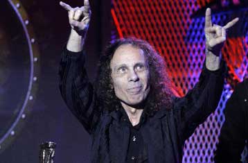 Πέθανε ο τραγουδιστής της μέταλ, Ρόνι Τζέιμς Ντίο