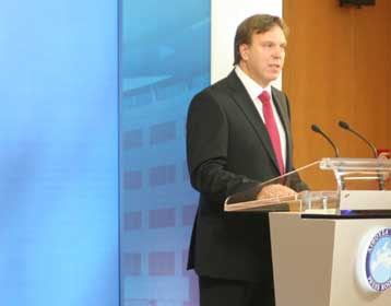 «Παραδοξότητες» για την κυβέρνηση οι επαφές της Αριστεράς με τη ΝΔ