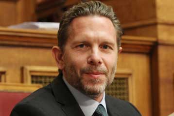 Συνελήφθησαν αρχαιοκάπηλοι που προσπάθησαν να πωλήσουν δύο κούρους