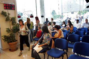 Απεργούν για δεύτερη ημέρα οι εργαζόμενοι στα ΚΕΠ όλης της χώρας