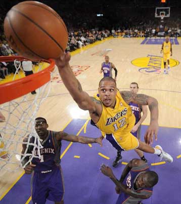 Ασταμάτητος ο Κόμπε και 1-0 για τους Λέικερς