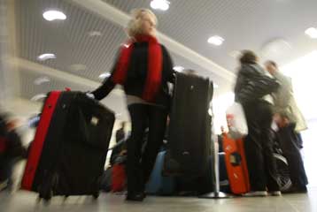 Χαλαρώνουν στη Βρετανία οι περιορισμοί για την πτήση σε περιοχές με ηφαιστειακή τέφρα