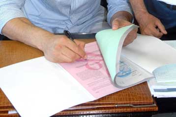 Αντίθετοι στο άνοιγμα του επαγγέλματός τους οι συμβολαιογράφοι