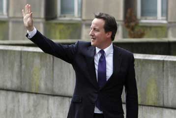 Σε Γαλλία και Γερμανία η «επίσημη πρώτη» του Ντέιβιντ Κάμερον στο εξωτερικό