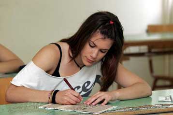 Με Λογοτεχνία και Μαθηματικά Κατεύθυνσης συνεχίστηκαν οι Πανελλαδικές Εξετάσεις