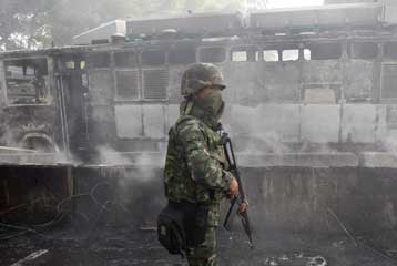 Στις φλόγες η Μπανγκόκ παρά την παράδοση των ηγετών των «κόκκινων διαδηλωτών»