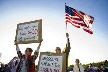 «Νίκες κατά του κατεστημένου» πέτυχε το Tea Party στις προκριματικές εκλογές στις ΗΠΑ