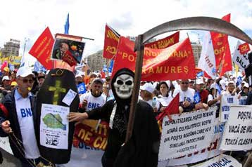 Μαζικά στους δρόμους οι Ρουμάνοι κατά των μέτρων λιτότητας της κυβέρνησης