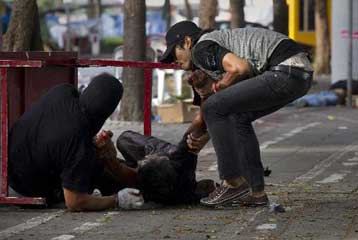 Χάος στη Μπανγκόκ μετά την αιματηρή καταστολή των «κόκκινων» διαδηλωτών