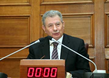 Yπόμνημα Βαλυράκη «άναψε φωτιά» στην Εξεταστική για τη Siemens