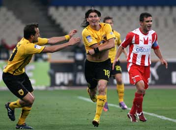 Δεύτερη η ΑΕΚ, 2-1 τον Ολυμπιακό που ετοιμάζεται για τους… καύσωνες