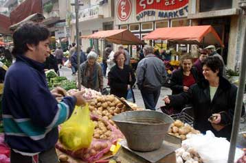 Μέλη της «Συμμαχίας κατά της Ακρίβειας» και οι λαϊκές αγορές της Θεσσαλονίκης