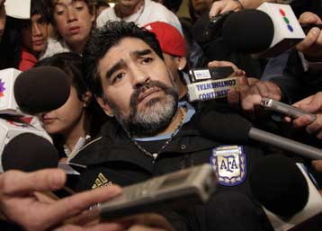 Ο Μαραντόνα χτύπησε με το αυτοκίνητό του καμεραμάν