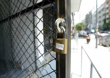 Λουκέτο για ένα μήνα και ταμπέλα «φοροφυγά» στις επιχειρήσεις που δεν κόβουν αποδείξεις