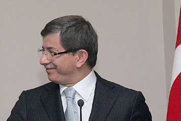 Αρση του εμπάργκο κατά των Τουρκοκύπριων ζητά ο Αχ.Νταβούτογλου