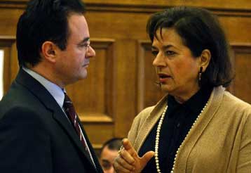 «Ξεκάθαρες απαντήσεις» ζητεί η Β.Παπανδρέου από την ΤτΕ για το «Τ+10» στα ομόλογα