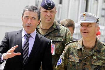 Στο Κόσοβο ο Ράσμουσεν αναγγέλλοντας μείωση της ΝΑΤΟϊκής παρουσίας