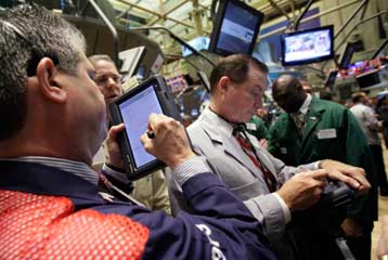 Mικρή πτώση στις ευρωπαϊκές αγορές την Παρασκευή, άνοδος στη Γουόλ Στριτ