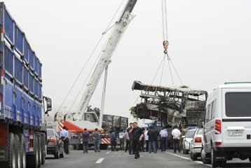 Περισσότεροι από 30 νεκροί από σύγκρουση φορτηγού και λεωφορείου στην Κίνα