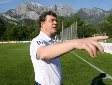 Γερή άμυνα και γκολ η επιθυμία του Ρεχάγκελ για την εθνική