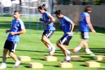 Δύο αξιωματικοί της αστυνομίας συνοδεύουν την Εθνική στη Νότια Αφρική