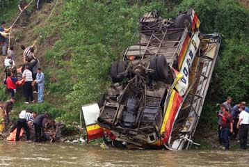 Δεκάδες νεκροί και τραυματίες από ανατροπή τουριστικού λεωφορείου στην Τουρκία