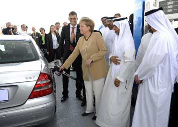 «Τα κράτη του Κόλπου στηρίζουν τις προσπάθειες σταθεροποίησης του ευρώ» λέει η Μέρκελ