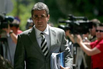 Μήνυμα Λοβέρδου στους φαρμακοβιομηχάνους να μειώσουν τα κέρδη τους