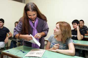 Με Αρχαία Ελληνικά και Φυσική συνεχίζονται οι Πανελλαδικές Εξετάσεις