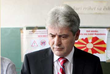 Με αποχώρηση από τον κυβερνητικό συνασπισμό στη ΠΓΔΜ απειλεί το αλβανικό κόμμα