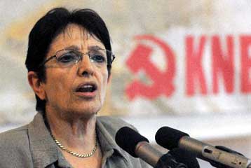 Νόμο που θα καταργεί τα χρυσόβουλα των μοναστηριών ζητά η Αλέκα Παπαρήγα