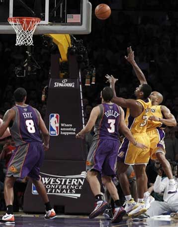 Μια ανάσα από τα τελικά οι Λέικερς με νίκη στη λήξη