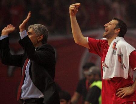 Ο Γιαννάκης πιστεύει ότι ο Ολυμπιακός μπορεί και στο ΟΑΚΑ, για κακή άμυνα μίλησε ο «Ζοτς»