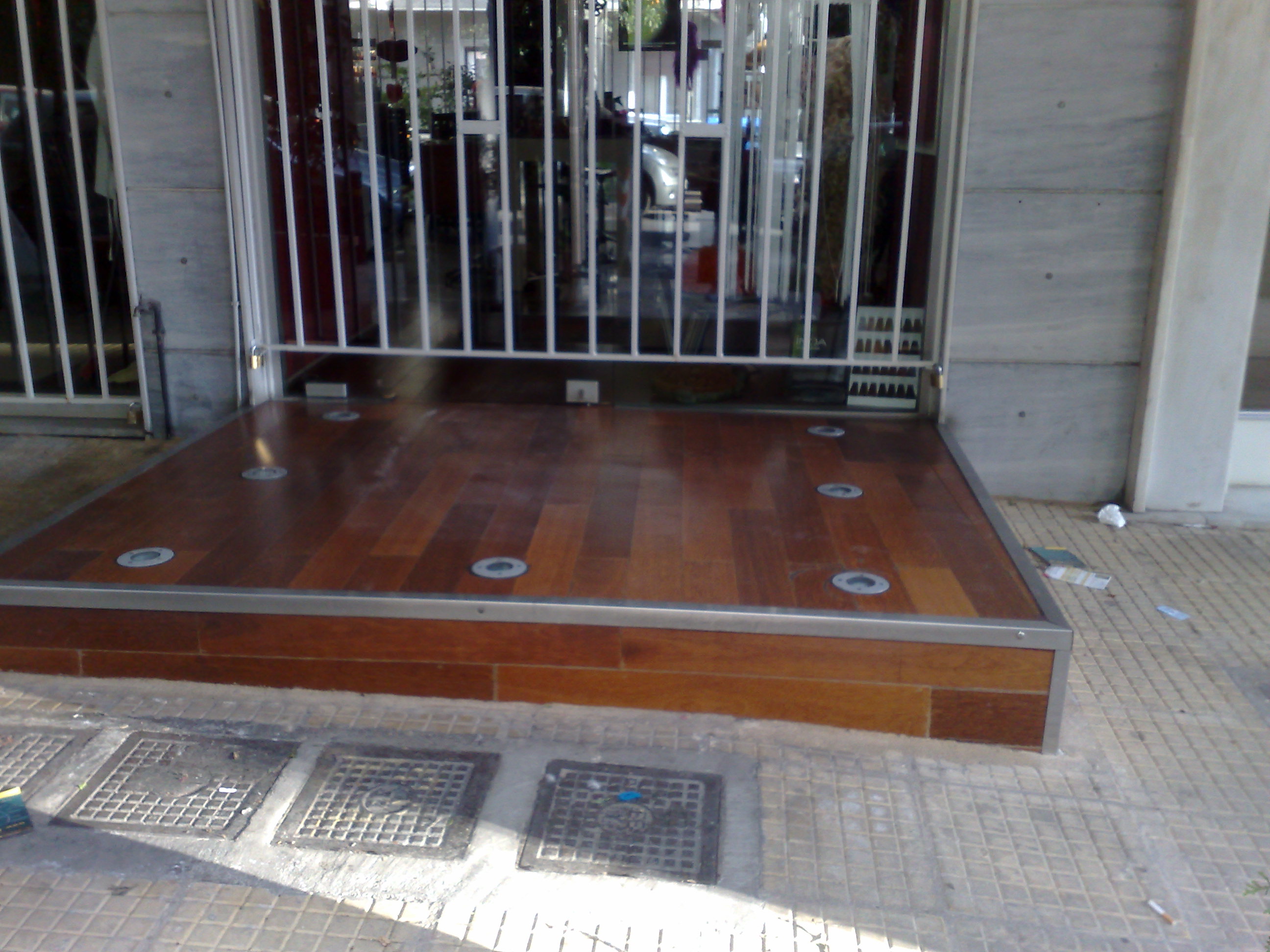 Κατάληψη πεζοδρομίου της πόλης