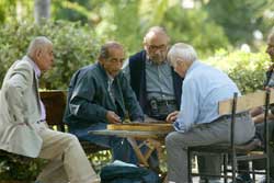 Κίνδυνος πτώσης για τους ηλικιωμένους που φορούν πολυεστιακά γυαλιά