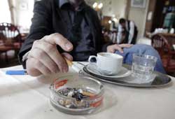 Ένας στους δύο Έλληνες συμφωνεί με την απαγόρευση του καπνίσματος