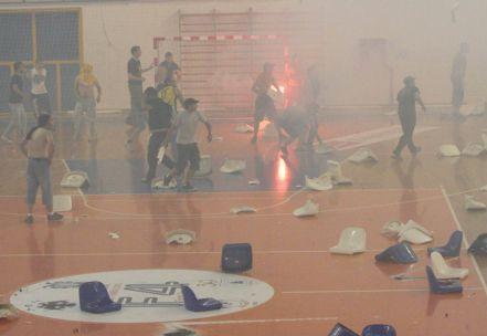 Αναβλήθηκε επ’ αόριστον το Κύπελλο χάντμπολ από επεισόδια οπαδών ΠΑΟΚ και ΑΕΚ