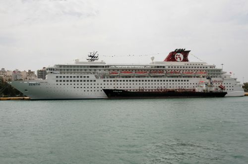 Ασπίδα προστασίας από τον εμπορικό κόσμο για το κρουαζιερόπλοιο «Zenith»