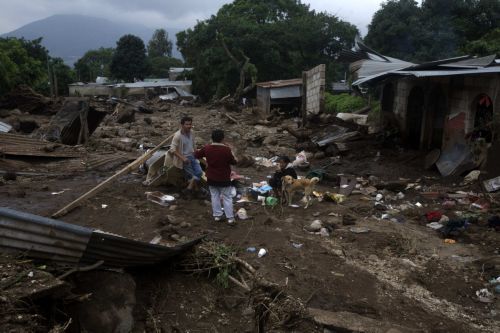 Δεκάδες νεκροί στην κεντρική Αμερική από το πέρασμα της Αγκαθα