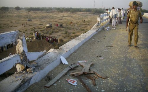Δεκάδες νεκροί όταν λεωφορείο χτύπησε καλώδιο υψηλής τάσης στην Ινδία